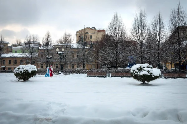 모스크바, 러시아, 5 . 01 . 2019. 러시아인 할아버지 프로스트와 손녀는 공원을 산책하고 있었다. 러시아 산타클로스. Ded Moroz end Snegurochka walk in the park — 스톡 사진