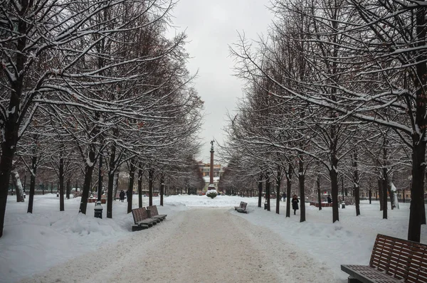 Moscou, Rússia, 5.01.2019. Inverno, neve, beco de árvores no parque. Monumento no fim do beco. Tsvetnoy Boulevard — Fotografia de Stock