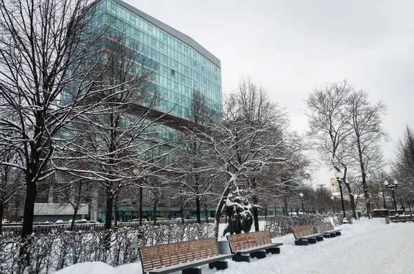 Moscou, Rússia, 5.01.2019. Inverno, neve, beco de árvores no parque. Monumento no fim do beco. Bancos cobertos de neve. Tsvetnoy Boulevard — Fotografia de Stock