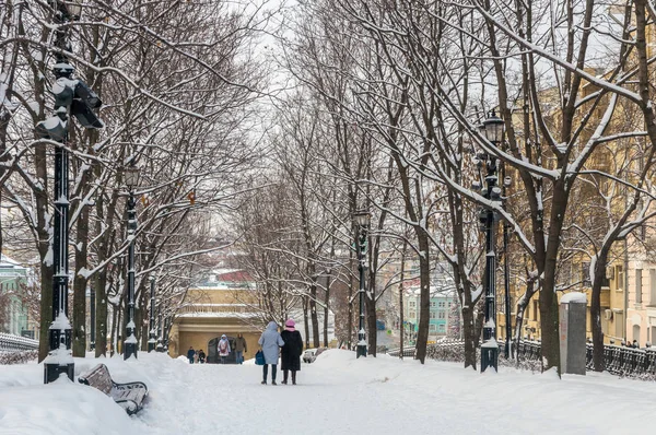 Moscou, Rússia, 5.01.2019. Inverno, neve, pessoas caminham em um beco de parque nevado. Christmas Boulevard. Rozhdestvenskiy Boulevard — Fotografia de Stock