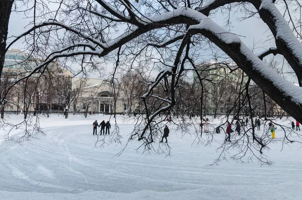 Moscou, Rússia, 6.01.2019. Chistye Prudy. As pessoas estão a patinar. Limpar pista de patinação lagoa — Fotografia de Stock