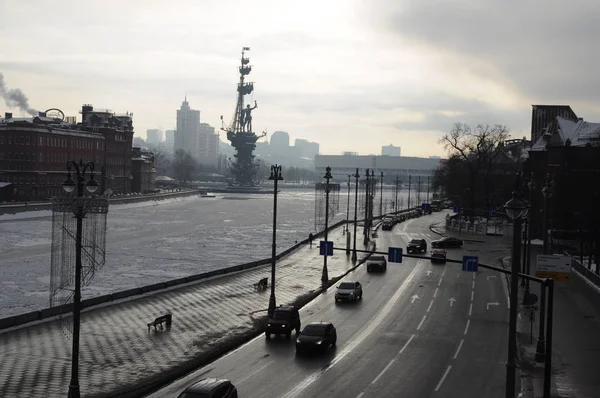 Moskou, Rusland, 23.01.2018. Winter, met ijs bedekte rivier. Uitzicht op de rivier de Moskou vanaf de Patriarchale brug. — Stockfoto