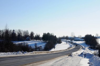Yol kenarındaki karla kaplı köy.