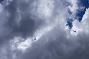 Cirrus-Cumulus bulutları. Mavi gökyüzünde koyu gri bulutlar