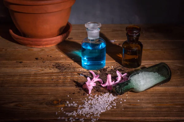 Ahşap bir masada büyücülük iksiri