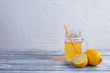 Limonlu bir bardakta Kombucha.