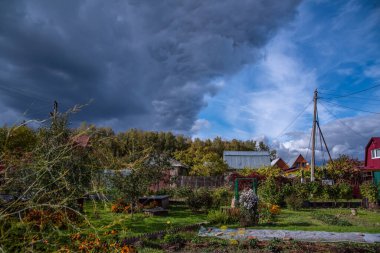 Kasaba üzerinde fırtına. Bir konaklama yerinin üstünde bulutlar