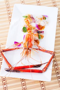 Beyaz tabak karides salatası.