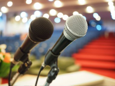 üzerinde siyah metalik mikrofon arka plan bulanıklık