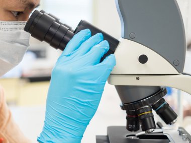 mikroskop altında analiz bilim adamı vuruşta kapatın