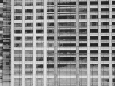 mavi gökyüzü arka plan yansıtan cam bina