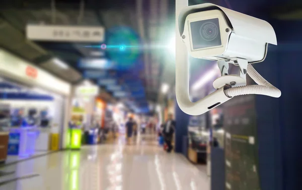 Câmera CCTV de segurança no prédio de escritórios instalado ao ar livre — Fotografia de Stock