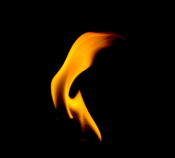 Grande flamme de bougie brûlant sur noir — Photo