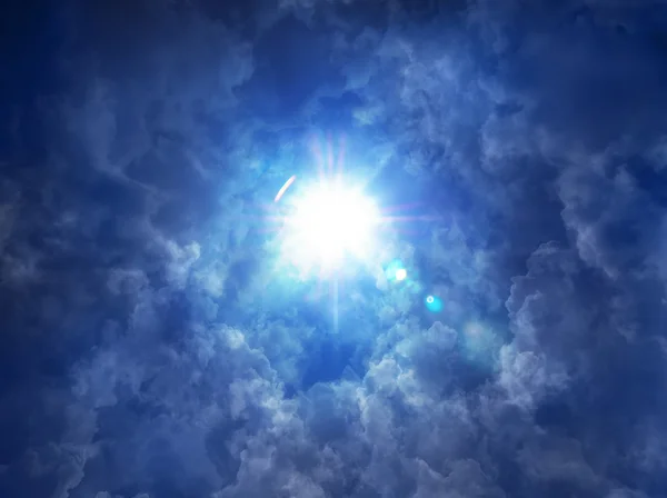 Lens flare van felle zon op bewolkte hemel — Stockfoto