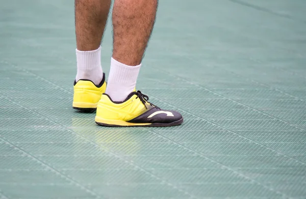 Futsal jugador de pie en el campo de plástico —  Fotos de Stock