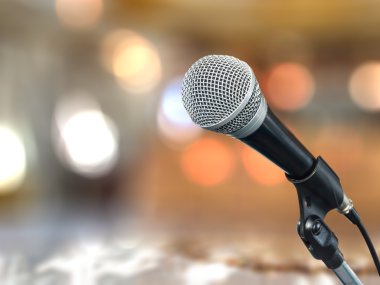 üzerinde siyah metalik mikrofon arka plan bulanıklık