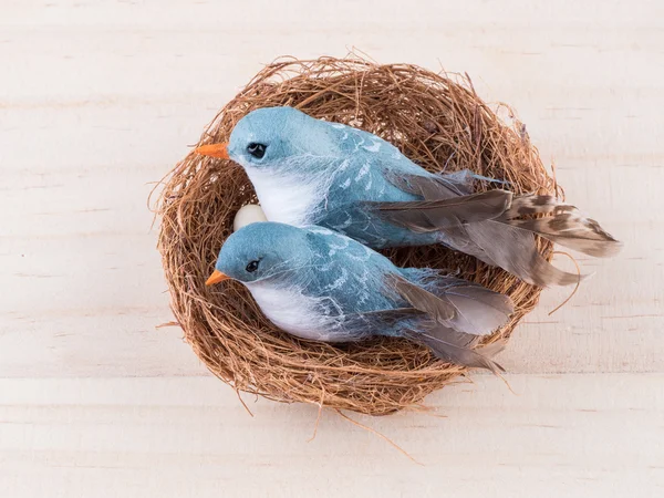 Lindo pareja aves juguete en el nido con huevos — Foto de Stock