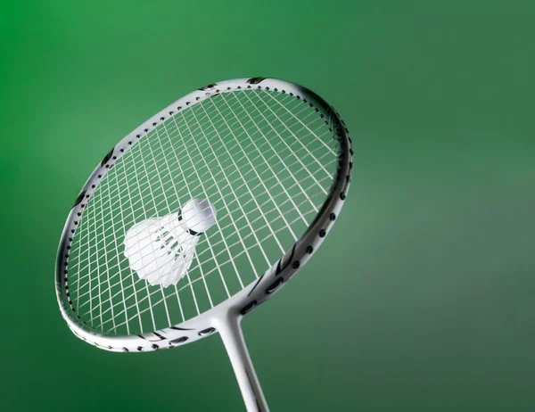 Badminton ball and racket on green — Stock fotografie
