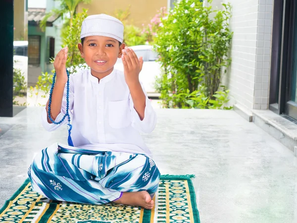 Ragazzo musulmano che prega per Allah, Dio di Musulmana — Foto Stock