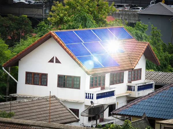 屋根の上にインストールされている太陽電池パネル — ストック写真