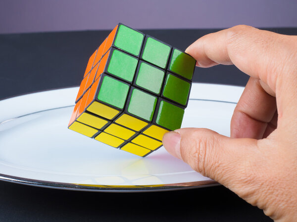кубик Рубика на темном фоне