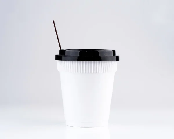 Kaffekopp plast för varm dryck på vit — Stockfoto