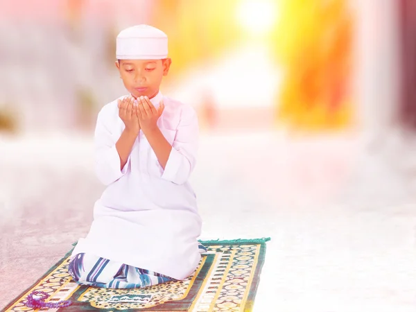 Menino muçulmano orando por Alá, Deus de musselina — Fotografia de Stock