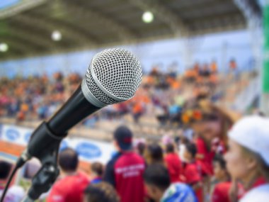 üzerinde siyah metalik mikrofon arka plan bulanıklık