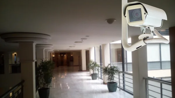 Cctv övervakningskamera i kontorsbyggnaden — Stockfoto