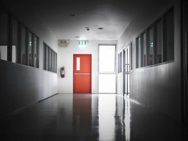 Acil çıkış kırmızı kapı ile bina