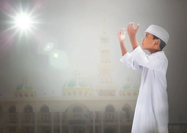 Enfant musulman priant pour Allah, Dieu musulman — Photo