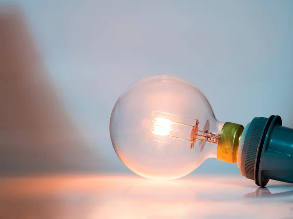 Bombilla de edison de alta potencia sobre fondo blanco — Foto de Stock