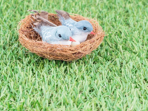 Lindo pareja aves juguete en nido en verde hierba — Foto de Stock