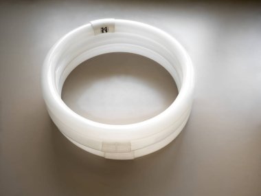 Floresan lamba dairesel tüp üzerinde brown yerleştirilmiş