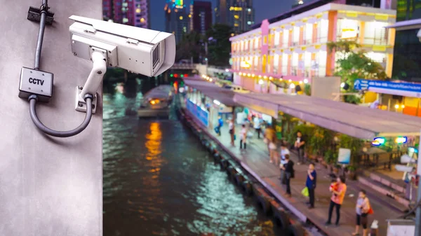 Cámara CCTV de seguridad instalada en poste de hormigón — Foto de Stock