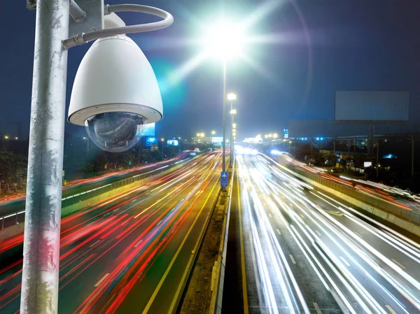 Sistema de vigilancia instalado en la observación de postes metálicos para proteger — Foto de Stock