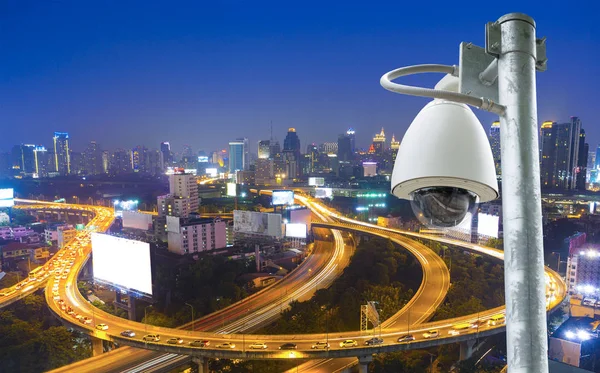 Sistema de vigilancia instalado en la observación de postes metálicos para proteger — Foto de Stock