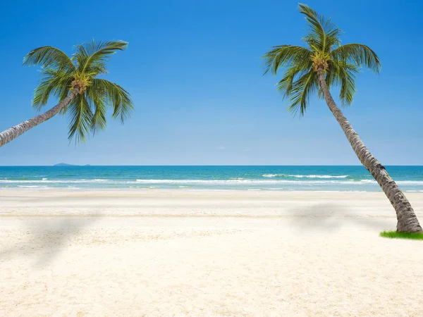 Vacker sandstrand vid havet — Stockfoto