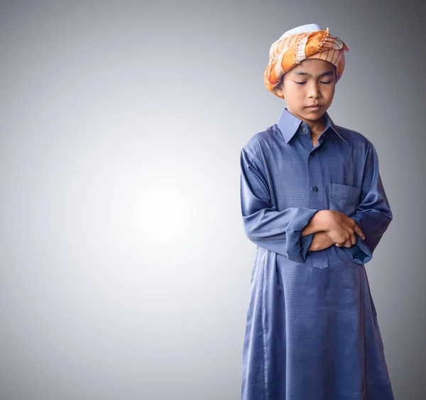 Fanciullo musulmano adorato Pregando per Allah, Dio musulmano — Foto Stock