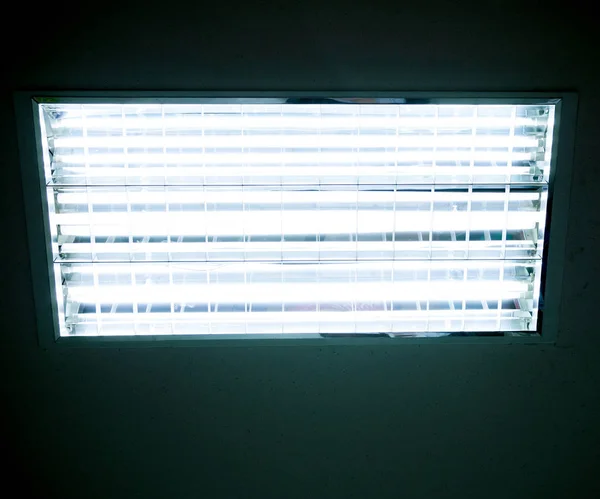 暗闇で光る蛍光ランプ — ストック写真