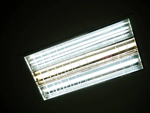 暗闇で光る蛍光ランプ — ストック写真