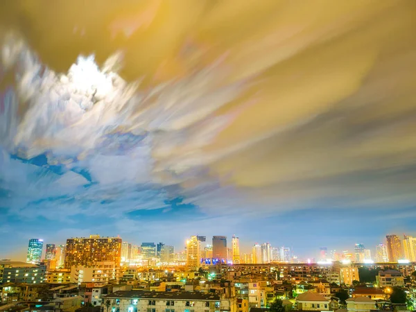 Cidade no centro da cidade à noite — Fotografia de Stock