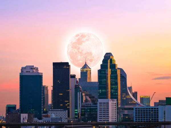 Stad centrum in de zonsondergang keer — Stockfoto