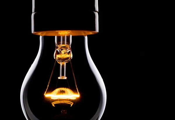 Nära upp skott på lampa på mörkret för kreativitet — Stockfoto