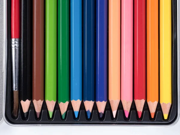 Crayons de crayon colorés sur la boîte — Photo