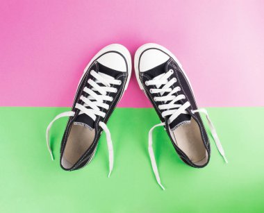 çifti iki sesi renkli arka plan üzerinde ayakkabı tuval