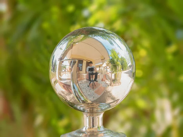 Igazi fém gömb tükröző körülvevő környezet — Stock Fotó
