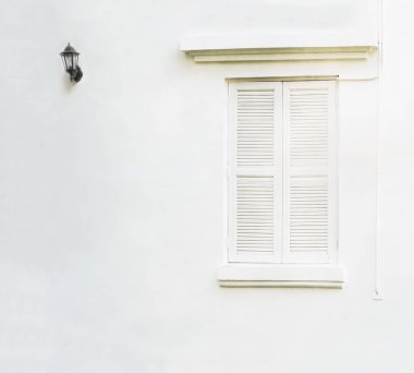 Vintage pencere açık beyaz duvar 