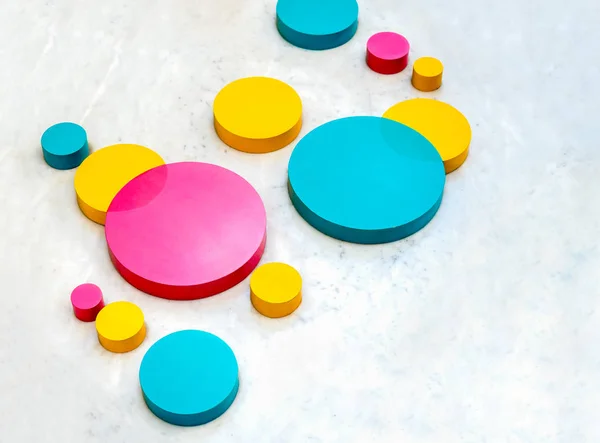 Botão circular colorido no chão de mármore — Fotografia de Stock