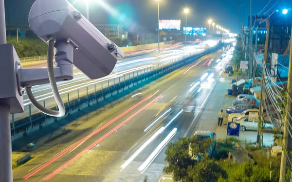 Sistema de vigilancia instalado en la observación de postes metálicos para proteger — Foto de Stock